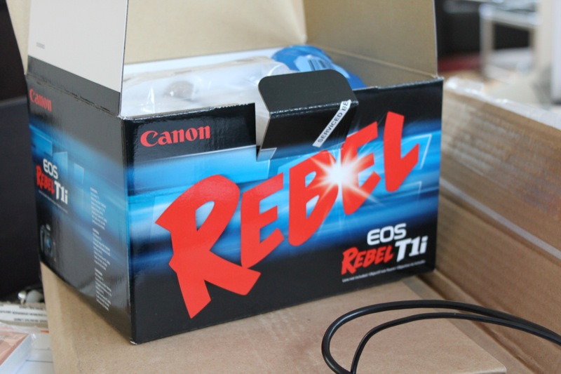 Illustration for article titled Canon Rebel T1i vs Nikon D5000: Entry-Level DSLR Battlemodo
